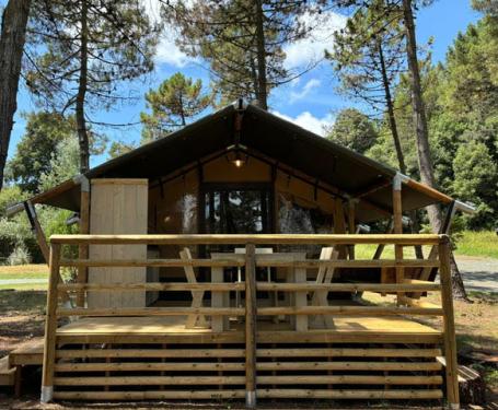 Gemütliche Holzhütte in der Natur, ideal für einen erholsamen Urlaub.